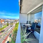 Balkon zur Westseite mit Tisch und Stühlen
