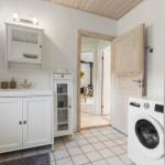 Badezimmer mit Waschmaschine und Blick in Wohnbereich