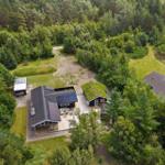 Haus mit grünen Dächern und Solaranlagen in Waldnähe