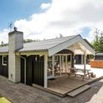 Moderne Villa mit Terrasse, Grill und Whirlpool im Grünen.