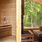 Sauna mit Holzbank, Eichentisch und Blick auf Wald.