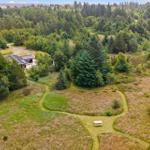 Haus in Waldlandschaft mit Wanderwegen und Picknicktisch.