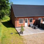 Rotes Backsteinhaus mit Terrasse und Garten. Außenbereich mit Sitzmöbeln und Pflanzen.