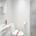 Badezimmer mit Toilette, Waschbecken und Dusche.