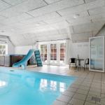 Innenpool mit Rutsche und Sauna. Terrassentür und Sitzgelegenheit vorhanden.