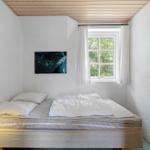 Schlafzimmer mit Bett, Fenster und Wandbildern