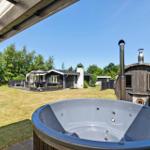 Außenbereich mit Whirlpool, Sauna und Gartenansicht