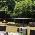 Hinterhof mit Trampolin, Feuerkorb und Grillplatz. Sitzgelegenheiten und Grillplatz.