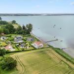 Haus am Wasser mit Garten und Blick auf See