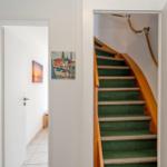 Hausgang mit Treppe und Wandbildern