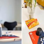 Tisch mit Würfeln, Würfelbecher und Süßigkeiten