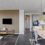 Wohn- und Essbereich mit Küchenzeile und TV-Wand. Moderne Einrichtung.