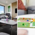 Wohnzimmer mit Sofa, Spielplatte und Fenster. Spielbrett mit Spielsteinen auf Tisch.