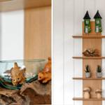Holzregal mit Dekorationsgegenständen an weißer Wand