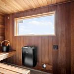 Sauna mit Holzwand, Sitzbank, Heizung und Fenster zum Himmel.