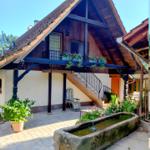 Haus mit Balkon, Treppenhaus und Brunnen im Garten