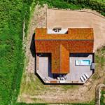 Haus mit Dachgarten, Pool und Terrasse in grüner Umgebung