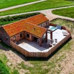 Haus mit grüner Dachdeckung, Pool und Terrasse im Grünen
