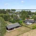 Moderne Häuser mit Terrassen und Garten nahe Wasser