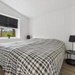 Schlafzimmer mit Bett, Fenster und Nachttisch