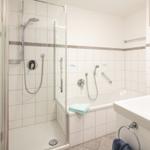 Badezimmer mit Dusche, Badewanne und Waschbecken.