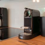 Küche mit Kaffeemaschine und Kaffeemaschine auf Holzoberfläche