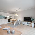Wohnküche mit Essbereich, Fernseher und Holzboden