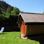 ......umgeben von Wald und Wiesen.
