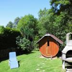 Komplett umzäuntes Grundstück mit Fass-Sauna im Garten.