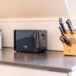 Küchenarbeitsplatte mit Toaster, Kaffeemaschine und Messerblock.