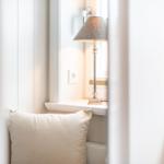 Ein Fensterbrett mit einer Lampe und einem Kissen.