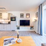 Wohnküche mit TV, Balkon und Holzboden