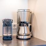 Küchenzeile mit Kaffeemaschine und Kaffeemaschine