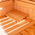 Sauna mit Holzbank und Wandverkleidung. Markenname KLAFS sichtbar.