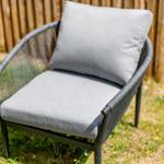 Außendesign: Sitzsack mit Kissen auf einem Stuhl mit geflochtenem Gestell.