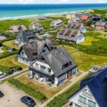 Haus mit Terrasse und Blick auf das Meer