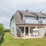 House with balcony, terrace and garden. A beach chair is ready.