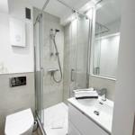 Moderne Badezimmer mit Dusche, Waschbecken und Toilette.