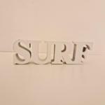 Weißes, dreidimensionales Wort SURF auf einer ebenen Oberfläche.