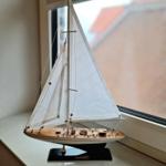 Segelbootmodell auf Fensterbank mit Blick auf Dach