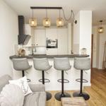 Küche mit Barhocker, Sofa und Holzboden