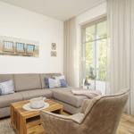 Wohnzimmer mit Sofa, Sessel und Balkonansicht. Wandbild mit Strandstühlen.