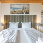 Schlafzimmer mit Doppelbett, Holzdecke, Wandbild und Hängeregler