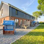 Moderne Ferienwohnung mit Terrasse, Strandkörben und Grillplatz im Grünen.