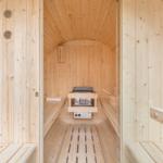Holzsauna mit Sitzbänken und Heizung im Zentrum