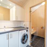 Badezimmer mit Waschmaschine und Dusche