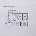 Grundriss von Haus A mit Wohn-Esszimmer, Küche, zwei Schlafzimmern und Bad.