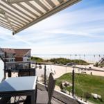 Terrasse mit Blick auf Strand und See