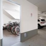Tiefgarage mit Fahrradabstellraum und Parkplätzen für Autos.