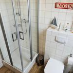 Bad mit Dusche, Toilette und maritimen Dekorationen.